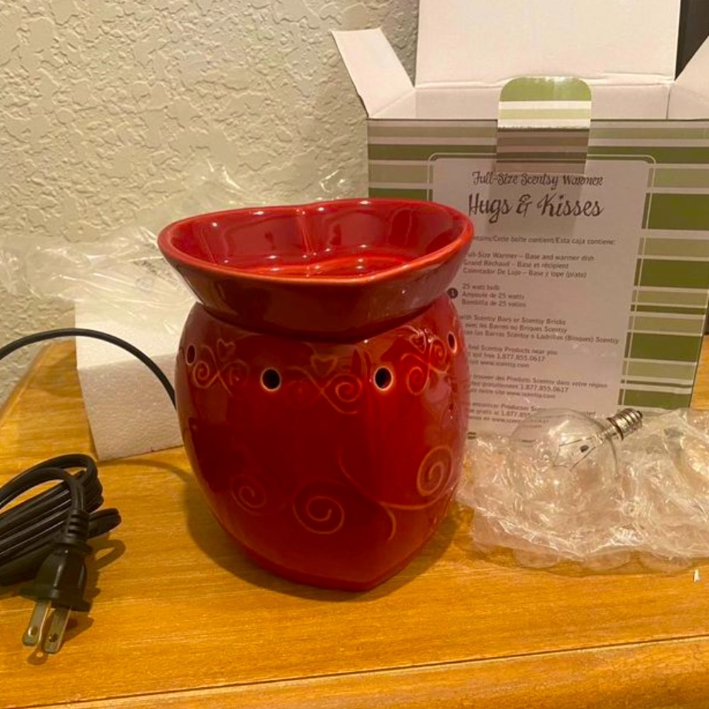 Scentsy Hugs & Kisses Warmer (discontinued)